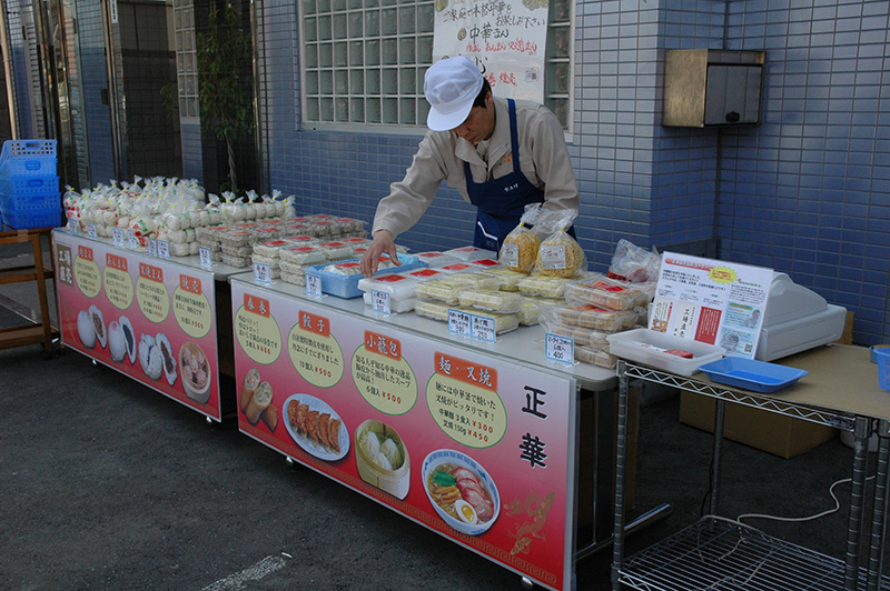 2006年 開店初日の工場直売の様子