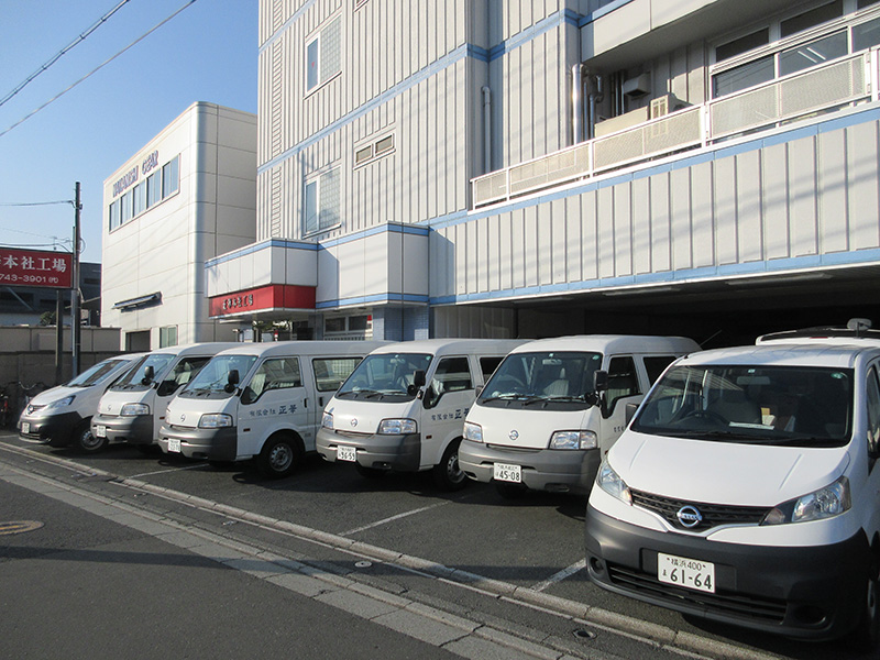 普段は本社工場前に配送車が止まっています